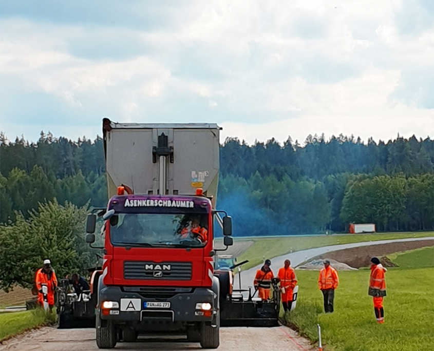 Asphalttransport im Straßenbau