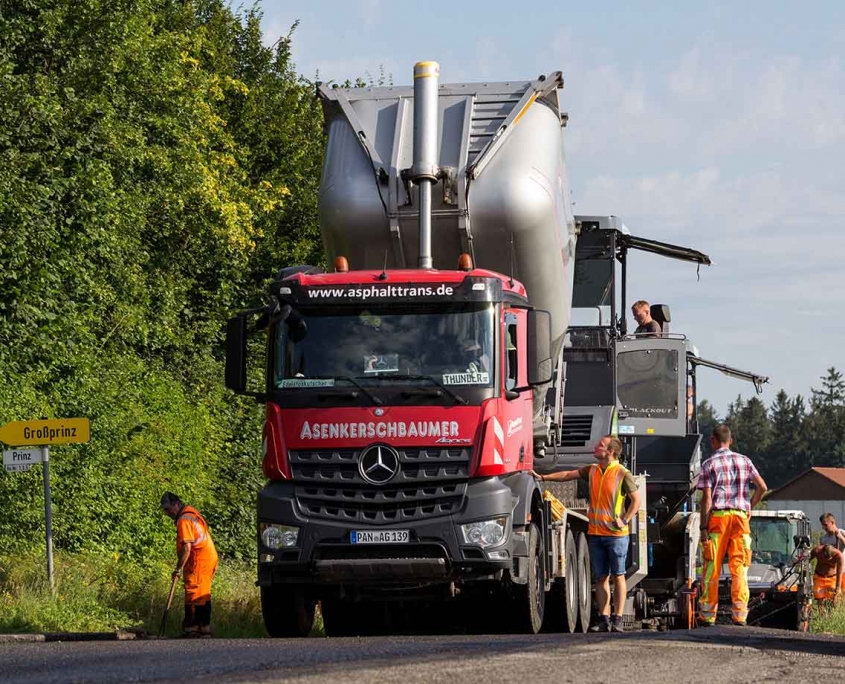 Mit den Fahrzeugen von AsphaltTrans wird der Asphalt zur Baustelle gebraucht. Mit den Fahrzeugen von AsphaltTrans wird der Asphalt zur Baustelle gebraucht.