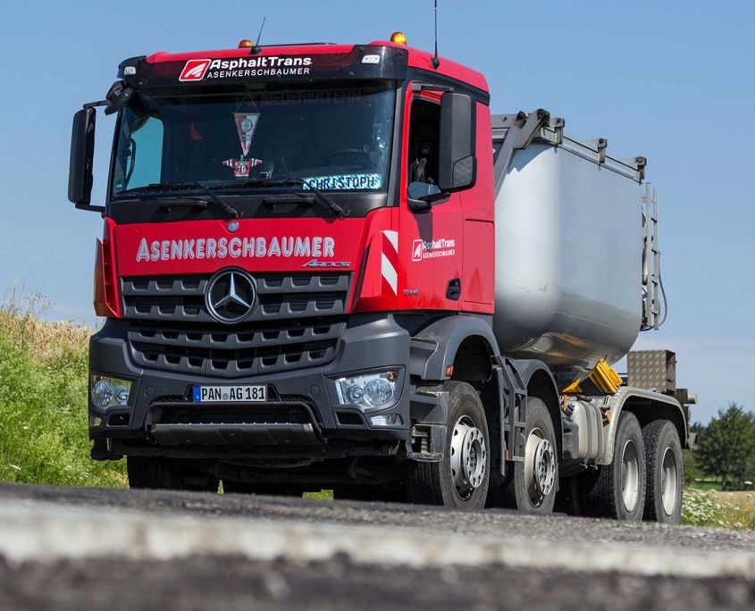 Zum modernen Fuhrpark von AsphaltTrans gehören auch Asphaltbirnen. Zum modernen Fuhrpark von AsphaltTrans gehören auch Asphaltbirnen.